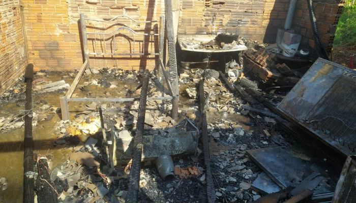 Campo Bonito – Casa é completamente destruída por fogo